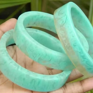 กำไลข้อมือแฟชั่นรูปหัวใจรักษ์โลกสำหรับวันวาเลนไทน์ ผลิตโดยผู้ผลิตชั้นนำ ดีไซน์ใหม่ล่าสุด ลายหินอ่อน เรซิ่น ทำมือ ปรับแต่งได้ - Product Image 1