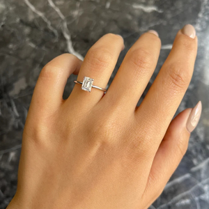 Anillo de Compromiso con Diamante Cultivado en Laboratorio, Corte Esmeralda de 1.5ct, Montura de Puntas, Claridad VS, Color D, en Oro de 14K con Baño de Rodio - Product Image 1