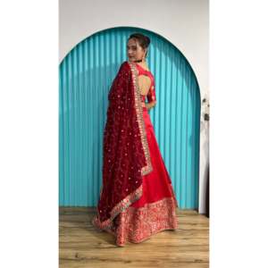 Ensemble de Lehenga Choli rouge pour femmes, marque FB, avec travail de zari et de sequins - Product Image 5