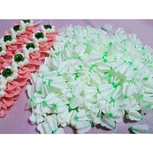 Flores Artificiales de Plástico Thai Dok Rak, Blancas y Verdes, para Guirnaldas, Manualidades y Decoración - Product Image 1