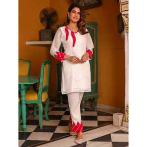 ชุดคุรตะสีขาวสไตล์ลำลองพร้อมลายปักเลเฮริยาสีชมพู ไซส์ XS - Product Image 4