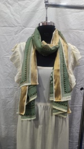 En gros, Foulard en coton vert émeraude olive à imprimé floral artistique et bordure dorée, Paréo Sarong pour femme, Cache-cou pour la mode de villégiature - Product Image 4