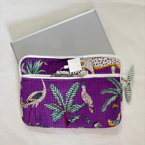 Étui pour ordinateur portable en coton matelassé fait main avec bandoulière et fermeture éclair, design tendance pour le shopping - Product Image 1