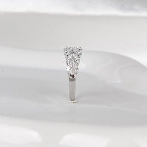 Elegante Anillo de Boda de Diamantes de Laboratorio de 2 Quilates, Corte Princesa y Marquesa, Oro Blanco de 14K, Media Eternidad, Apilable, para Mujer - Product Image 5