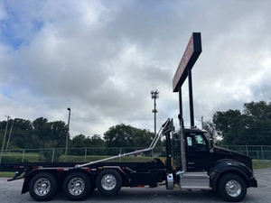 Camion lourd d'occasion Kenworth T880 noir 8x4 de 2010, direction à gauche, transmission automatique, moteur diesel, norme d'émission Euro 6, livraison rapide - Product Image 4