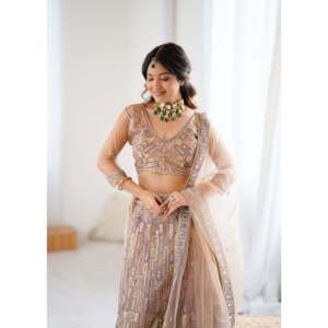 Magnifique Lehenga Choli en soie pour mariages, magnifiquement brodé avec des sequins. - Product Image 2