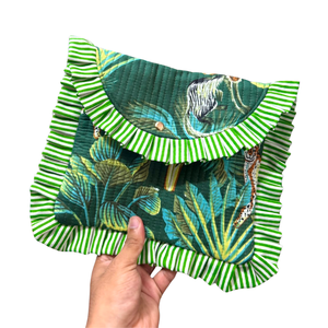 Pochette cosmétique matelassée à rayures vertes avec bordure à volants, imprimé animal tropical, style bohème, pochette portable, fermeture magnétique - Product Image 1