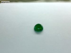 มรกตคุณภาพสูงจากแซมเบีย รูปทรงวงรี 3A น้ำหนัก 5.23 กะรัต สีเขียวสดใส พลอยเม็ดเดี่ยวสำหรับทำจี้เครื่องประดับสุดหรู - Product Image 2