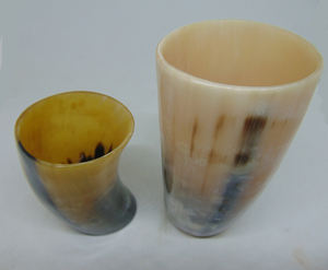 Grande Chope à Bière en Corne Sculptée Durable avec Bord en Aluminium pour Boire - Product Image 2