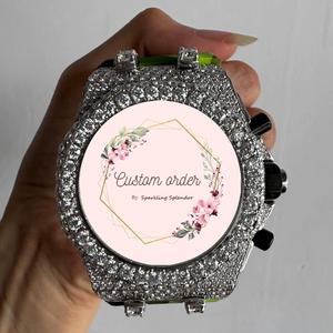 นาฬิกาข้อมือผู้ชายคุณภาพพรีเมียมทำมือ ประดับเพชรโมอิสซาไนต์ครึ่งหน้าปัด พร้อมหน้าปัดโครโนกราฟ ขนาด 44 มม. หน้าปัดอนาล็อก สายยางแบบ Iced - Product Image 1