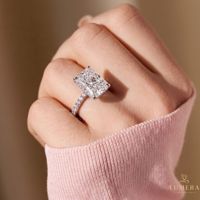 Bague de fiançailles Lumera en diamant de laboratoire taille radiant, avec bande en or et diamants pavés sur le côté, certifiée IGI, luxe classique pour femme