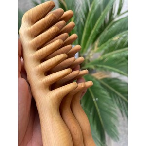 Peine de madera de bambú para masaje capilar, ecológico, de bambú natural, de dientes anchos, desenredante, hecho a mano, sin electricidad estática, de madera natural - Product Image 4