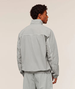 Ensemble de survêtement coupe-vent personnalisé en polyester et nylon avec capuche réglable et patch en caoutchouc, idéal pour le running et le streetwear décontracté - Product Image 2