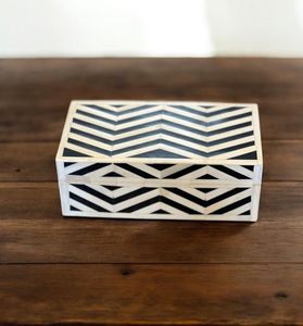 Caja de Joyería de Madera con Incrustaciones de Hueso Hecha a Mano por Aurevia Crafts, con Patrón de Hojas Verdes y Cierre con Llave - Product Image 3