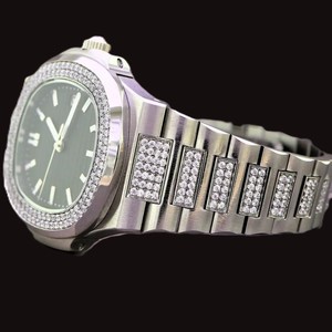 นาฬิกาข้อมือผู้ชายแฟชั่น 41 มม. ตัวเรือนสี่เหลี่ยมหรูหรา ขอบตัวเรือนประดับเพชรโมอิสซาไนต์ หน้าปัดสีดำ สายสแตนเลสสตีล ฟังก์ชั่นครบครัน - Product Image 4