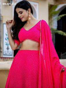 Lehenga Choli Étnico de Georgette Suave con Estampado Leheriya, Adornos de Zari y Cordón, Aspecto Elegante en Colores Impresionantes, Ideal para Festivales - Product Image 2