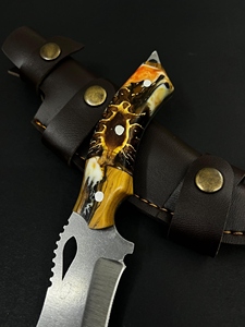 Cuchillo de Caza de Hoja Fija para Camping, Mango de Resina Epoxi Amarilla, Acero Inoxidable, Borde Parcialmente Serrado, Diseño Ligero y Duradero - Product Image 2