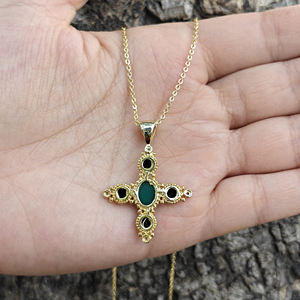 Collar con colgante de cruz gótica de ónix verde, circonita cúbica negra y circonita cúbica amatista, chapado en oro de 18k sobre latón, estilo vintage, para mujer. - Product Image 5