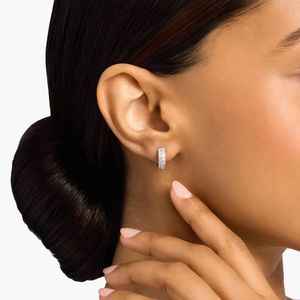 Pendientes de aro Huggie con doble hilera de diamantes en oro amarillo - Product Image 2