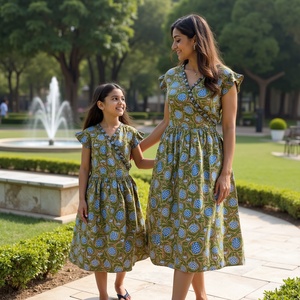 Robe portefeuille vert henné à manches flottantes pour femmes avec des artisans en tissu de coton respirant conçus pour un usage quotidien - Product Image 4
