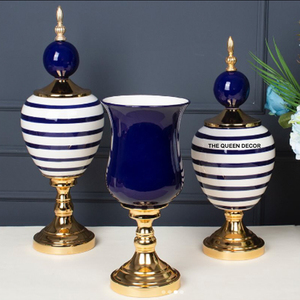 Ensemble de 2 vases décoratifs en aluminium doré, design feuillage, élégants et raffinés, pour table. - Product Image 4