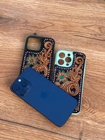 Nouveau étui de téléphone en cuir usiné élégant fait à la main personnalisé Vintage luxe haute qualité étui floral usiné pour IPhone 15 Pro Max