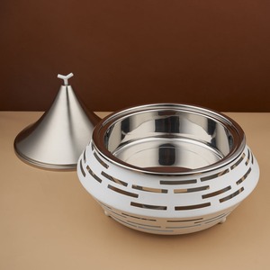 Plat à réchaud noir unique avec couvercle conique doré, corps à découpes et finition moderne pour une présentation élégante lors de traiteurs et mariages - Product Image 4