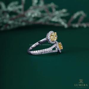 Bague ouverte double halo en or blanc 18 carats avec diamant jaune taille poire 2,9 carats et bande pavée, diamant jaune fantaisie cultivé en laboratoire pour femme - Product Image 4
