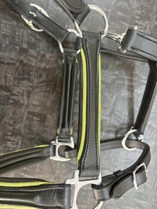Brida de cuero para caballo con frenteal de diamantes verdes y correa de nariz con cremallera 50x20x40cm FHS BRA003 Bolsa con cremallera de poliéster - Product Image 3
