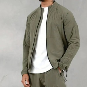 แจ็คเก็ตบอมเบอร์ผู้ชายแบบสั่งทำพิเศษ ผ้าโพลีเอไมด์ 85% อีลาสเทน 15% สีเขียวมะกอก ซิปเต็มตัว ปลายแขนเสื้อแบบรัดรูป - Product Image 2