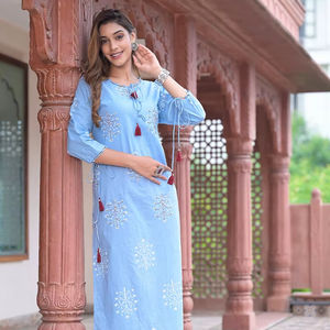 ชุดคุर्ตาผ้าฝ้ายแคมบริคสีน้ำเงินสำหรับผู้หญิง ตกแต่งด้วยเลื่อมและงานปักดิ้น คอทรงกลม แขนสามส่วน ออกแบบมาเพื่อการสวมใส่แบบชาติพันธุ์ระดับโลก - Product Image 1