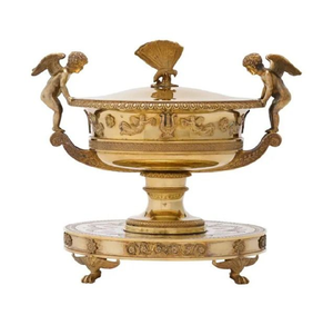 Sopera estilo Empire adornada con asas de querubín y relieves mitológicos. El artículo está disponible a precios de mayorista. - Product Image 1