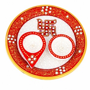 Magnifique plateau de prière (Pooja Thali) fait main en marbre blanc Makrana, décoré de motifs dorés de style Rajasthani, pour la décoration de la maison, Diwali, Ramadan, et les cérémonies de remise des diplômes. - Product Image 1
