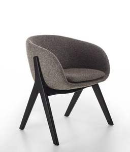 Fauteuil de salon en teck artisanal avec dossier incurvé enveloppant et finition en tissu texturé - Product Image 1