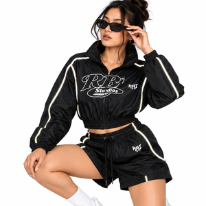 Conjunto Deportivo de Dos Piezas para Mujer, Chaqueta Corta Reflectante Negra y Pantalones Cortos, Ropa Urbana al Por Mayor - Product Image 5