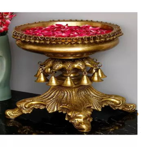 Cuenco urli dorado con incrustaciones intrincadas, con una campana de templo clásica y pedestal; disponible a precios de mayorista. - Product Image 2