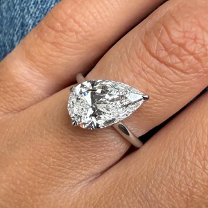Anillo de Compromiso y Boda de Alta Calidad con Moissanita de Corte Esmeralda de 4 Quilates, Certificado IGI, Oro Blanco de 14k, Joyería para Fiesta - Product Image 1
