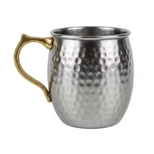 Mug Moscow Mule en laiton massif martelé de luxe avec poignée dorée contrastante, tasse vintage pour cocktails et bières, vente en gros - Product Image 1