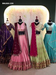 ชุดแต่งงานคุณภาพพรีเมียม ผ้าจอร์เจตต์ลายดาว ประดับด้วยงานปักดิ้นทอง-เลื่อม-ผ้าเรชม-ลายบุตติ-ลายอาร์ก้า  ชุดเลเฮนกา-โชลี จากซัพพลายเออร์อินเดีย - Product Image 3