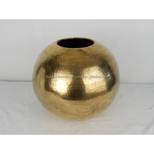 VASE en métal avec logo personnalisé et vases et pots martelés en laiton de luxe fabriqués en métal, ornement de table floral en laiton pour hôtel villa haut de gamme - Product Image 3