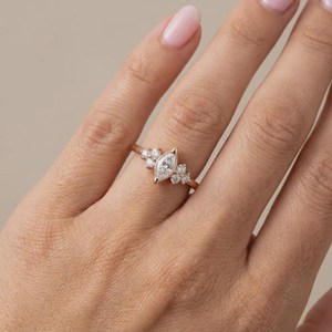Bague de fiançailles délicate en or rose 14K 18K avec diamant de laboratoire, style marquise, style cluster unique, pour femme - Product Image 2