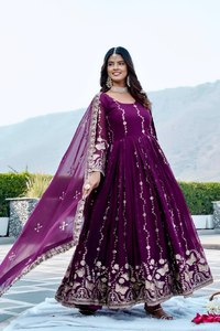 ชุดเดรสผ้าจอร์เจตต์พร้อมผ้าคลุมไหล่ ตกแต่งด้วยงานปักเลื่อมหนัก - Product Image 5