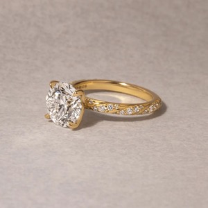 Anillo de compromiso de oro amarillo de 14K con diamante cultivado en laboratorio de corte redondo de 3 quilates y diseño de hoja de vid - Product Image 1