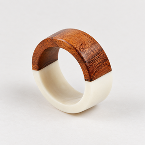 Anneau de serviette géométrique en résine et bois marron et blanc, écologique et durable, accent de décoration de table pour la maison, les restaurants, les hôtels, les fêtes et les mariages - Product Image 2