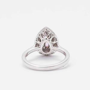 Elegante Anillo de Compromiso de Oro Blanco de 14K con un Clúster de Diamantes Cultivados en Laboratorio de Color Naranja Rosado en Forma de Pera de 1.65ct - Product Image 4