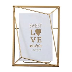 Vente en gros : dernières décorations de table pour la maison, cadres photo en métal doré avec fleurs pressées et support - Product Image 3