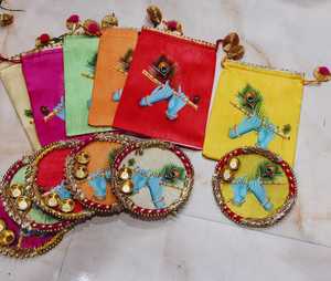 Sacs Potli en Soie Brute Peints à la Main Krishna et Ensemble de Plateaux de Prière Décoratifs Assortis avec Bordure Gota Patti pour les Festivals - Product Image 2