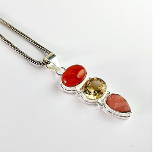 Colgante Ligero de Plata 925 con Tres Piedras y Dije Grabado Personalizable - Colección de Joyería Fina de Diseño Hecha a Mano - Product Image 2