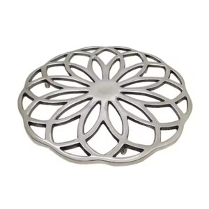 Al por mayor Salvamanteles de metal plateado artesanal con diseño de rama y hoja de vid rústica, resistente al calor y con base, protector de mesa de comedor - Product Image 3
