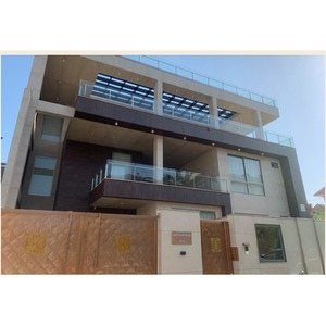 Conception de façade de villa moderne, façade extérieure de maison de luxe, architecture contemporaine, balcon avec balustrade en verre, bâtiment résidentiel - Product Image 1